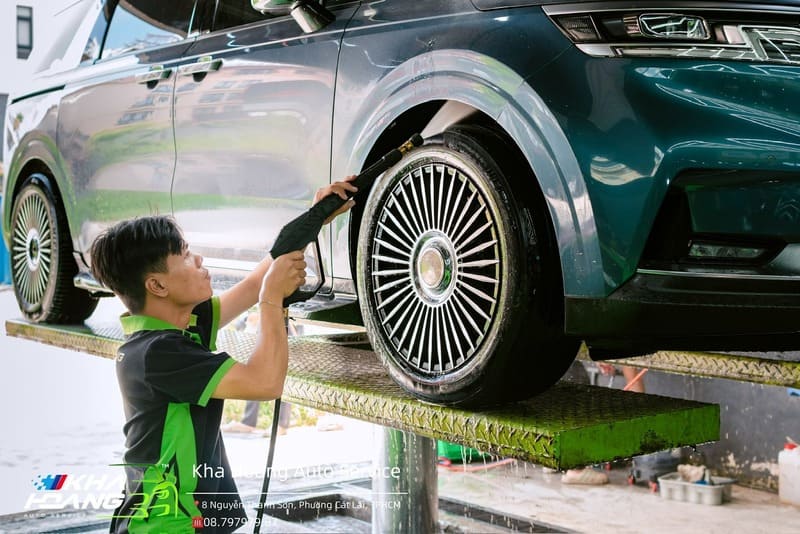 rua-xe-truyen-thong-va-rua-xe-detailing-kha-hoang-auto-service-