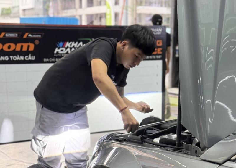 ve-sinh-khoang-may-cho-xe-sang-tai-kha-hoang-auto-service-2